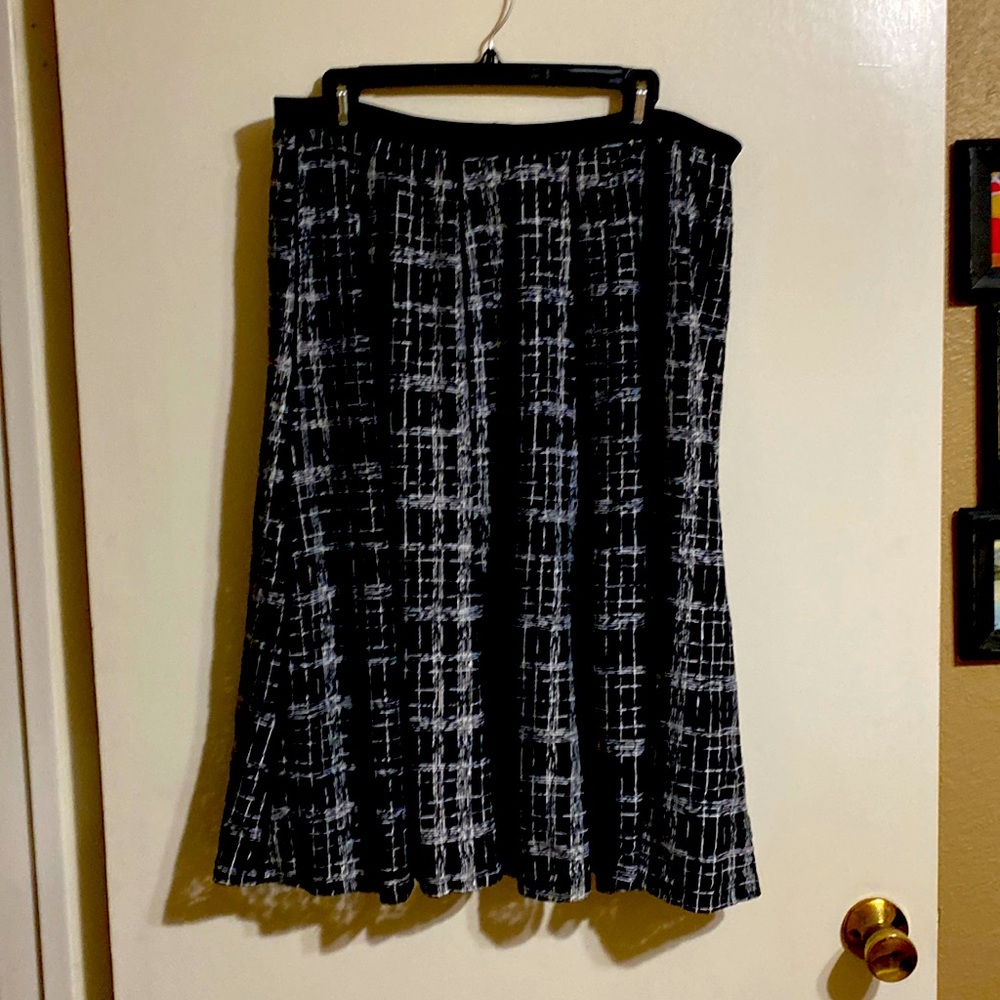 Black and white full skirt Size 14/16